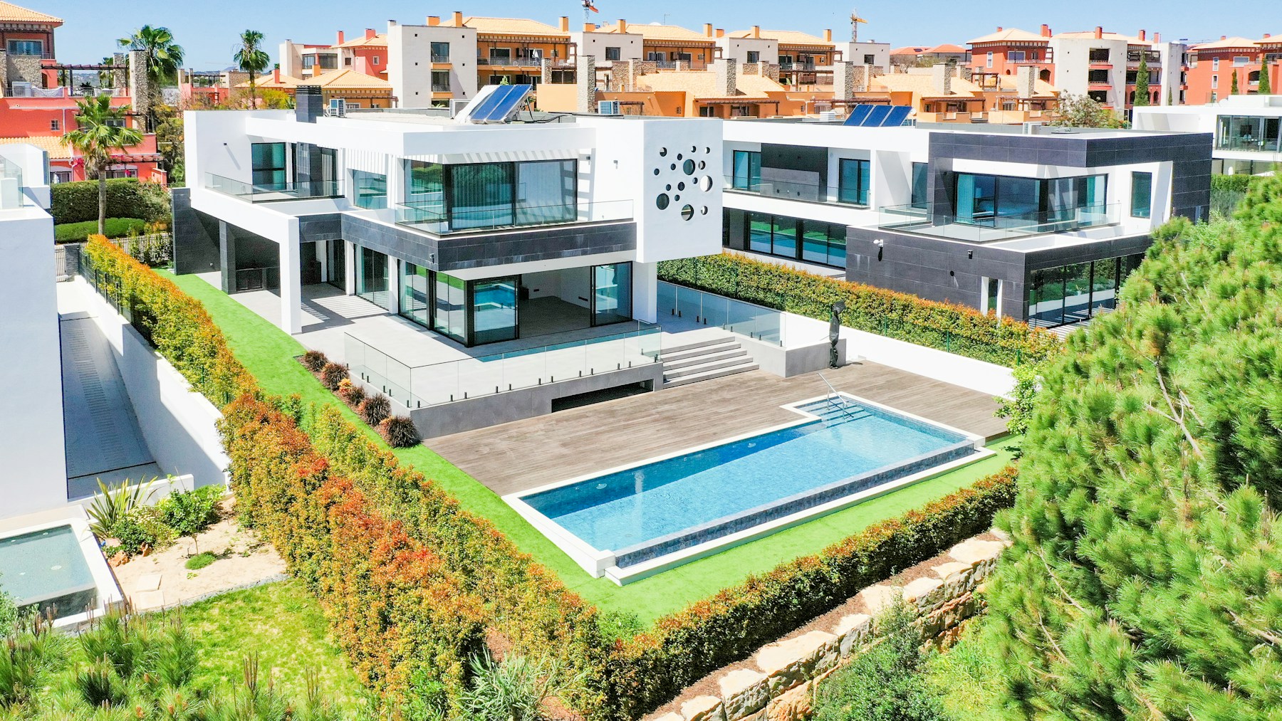 Contemporary luxury villa with a private swimming pool — stock photograph