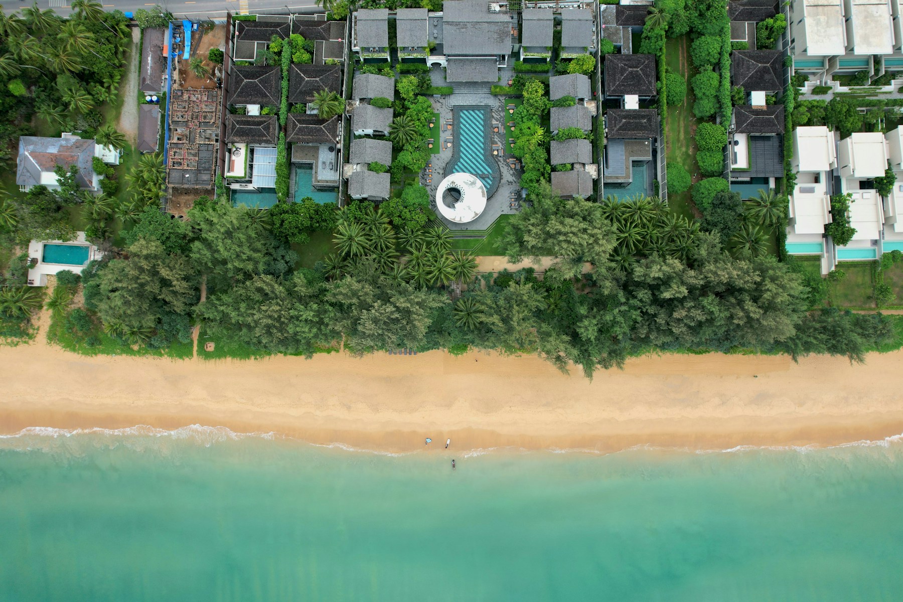 Aerial view of coastal buildings and a turquoise shoreline — stock photograph