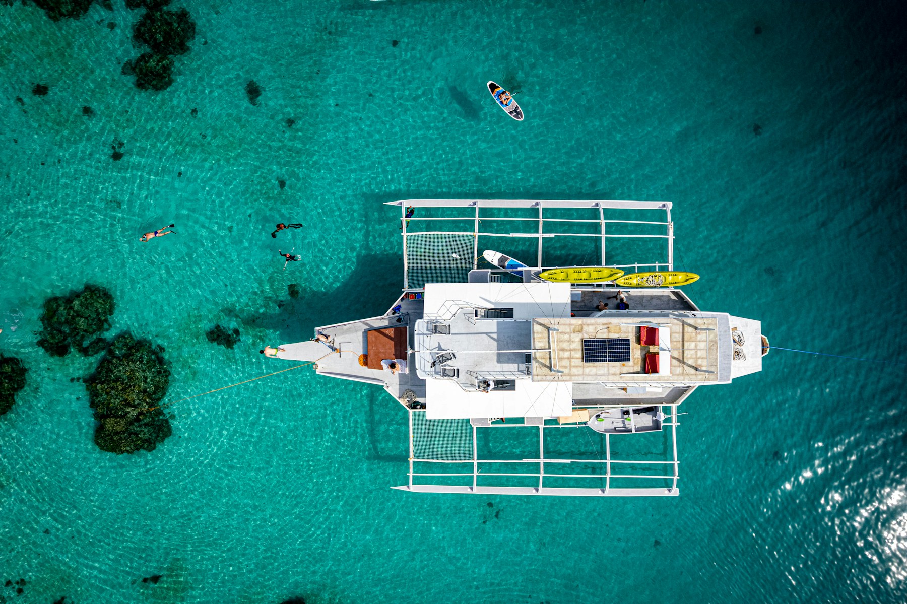 Overhead view of a catamaran in crystal-clear turquoise water — stock photograph